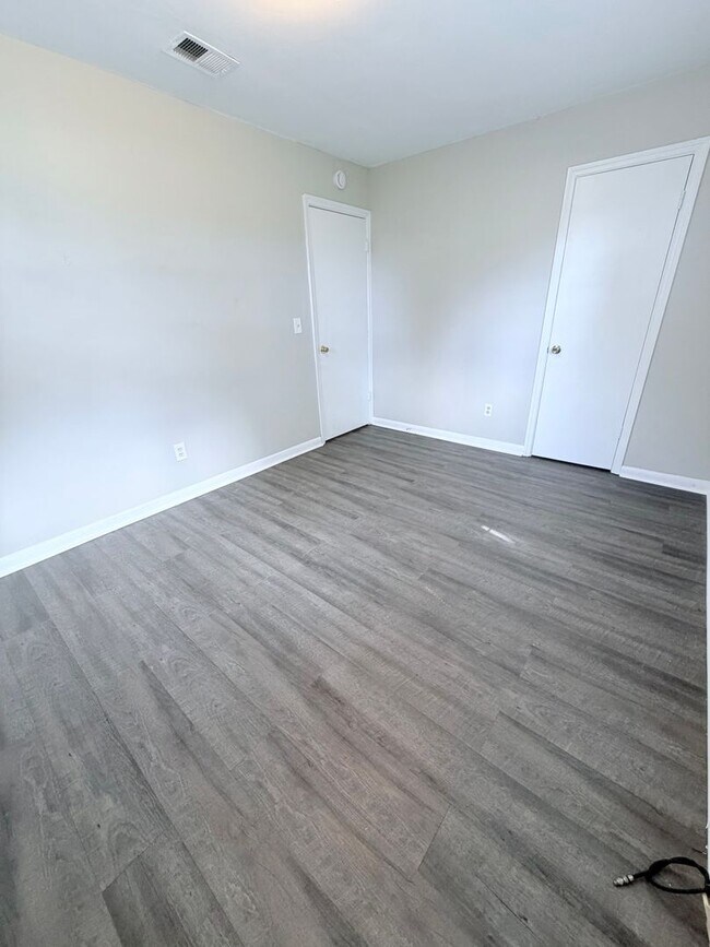 Building Photo - 4830 Ruthenia Rd