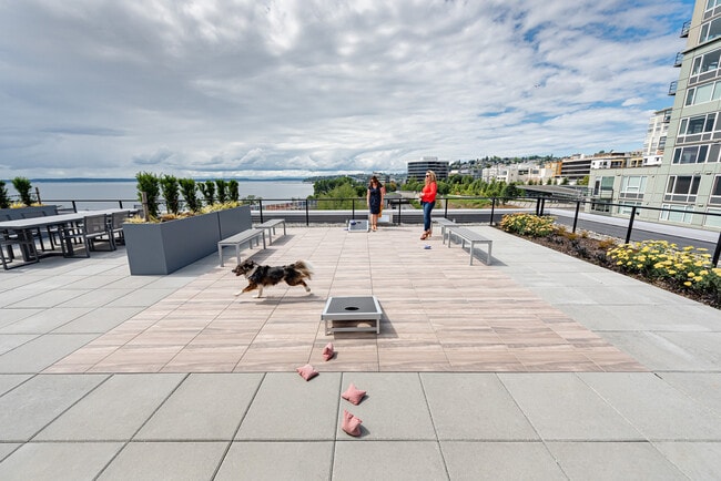 Building Photo - 10 Clay