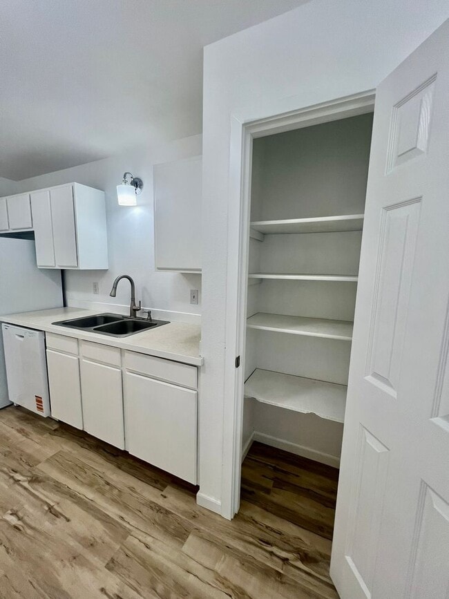 Building Photo - Rent Reduction & Move-In Special!! Pet Fri...