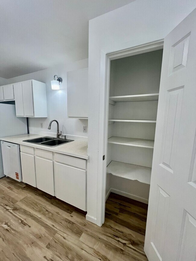 Building Photo - Rent Reduction; MOVE IN SPECIAL; Remodeled...