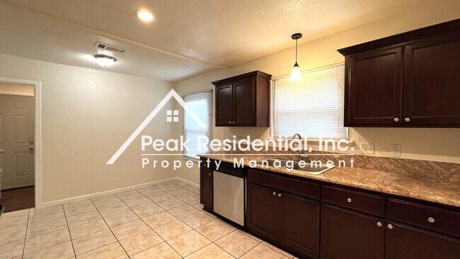 Building Photo - Very Nice 3bd/1ba House with 2 Car Garage