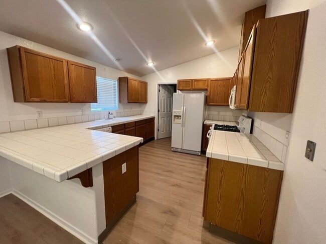 Building Photo - 1585 Roma Ct