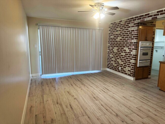 Building Photo - 623 N Rimhurst Ave