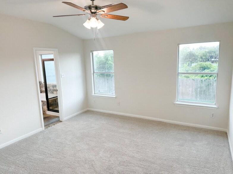 Building Photo - 4027 Falvel Cove Dr