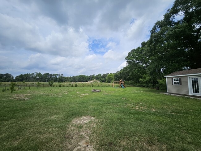 Building Photo - 303 Weeping Willow Dr