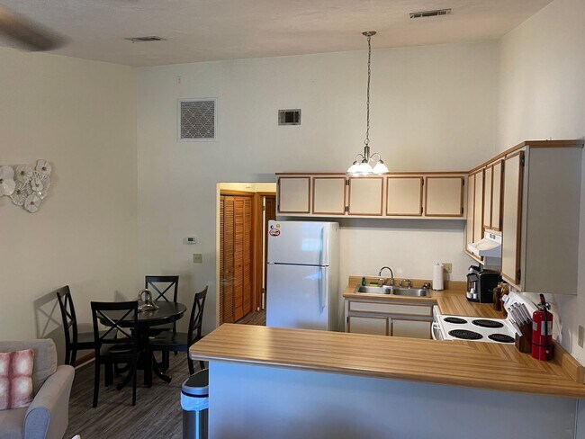 Building Photo - Cozy 1 bedroom townhome