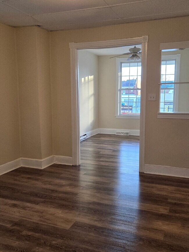 Building Photo - "Charming 3-Bed Sanctuary in Lebanon – Your Cozy Haven Awaits!"