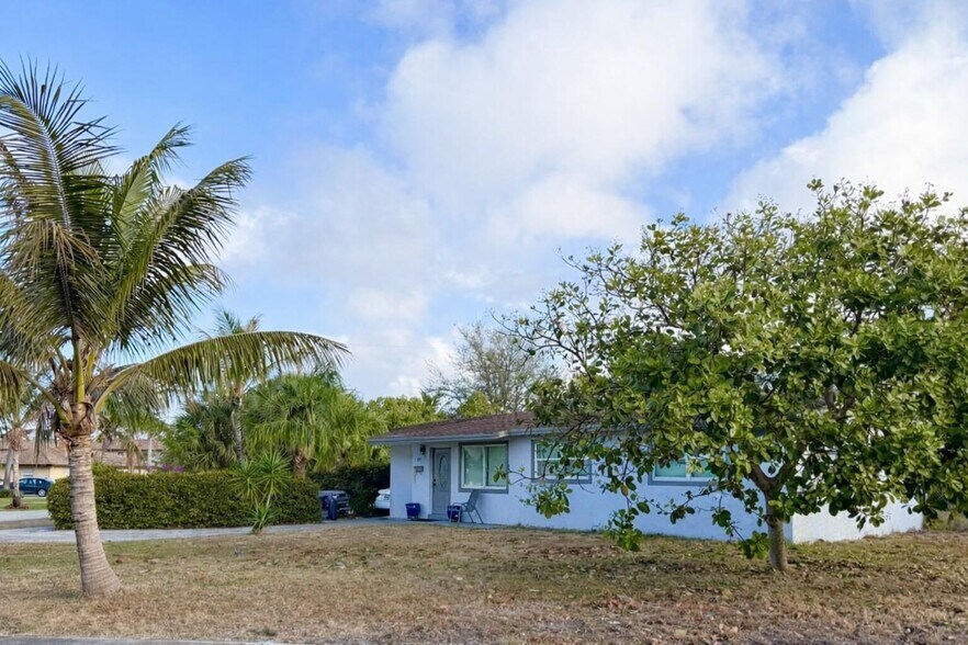 Building Photo - 855 Date Palm Dr