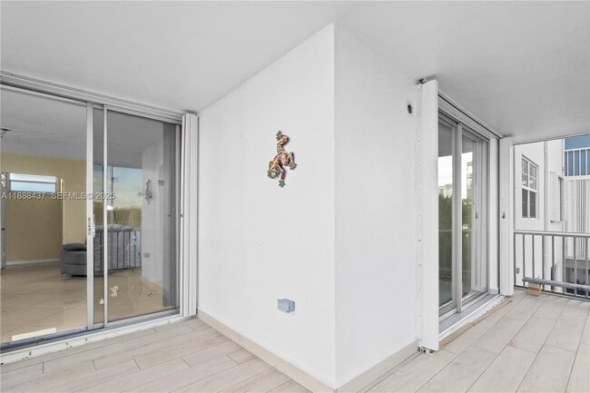 Building Photo - 2999 Point E Dr