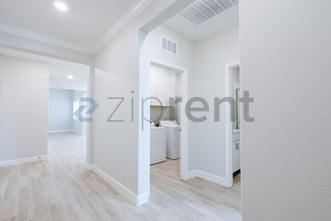 Building Photo - Unit