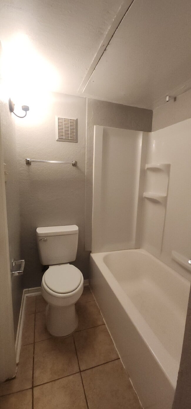 Building Photo - Charming 2 Bed/ 1 Bath Duplex with a Garag...