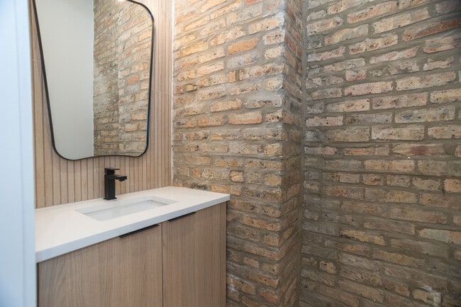 Building Photo - 2256 N Sawyer Ave