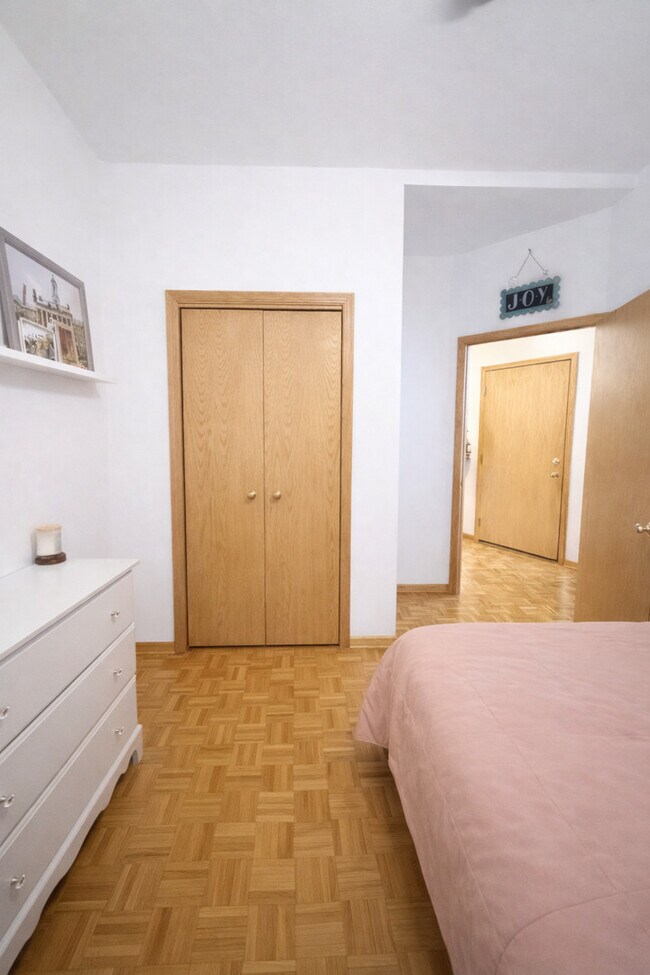 Building Photo - 4233 N Kenmore Ave