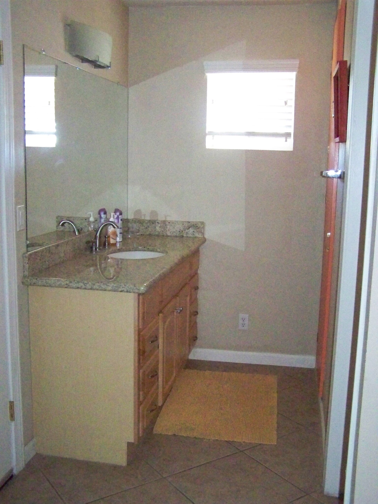 Master bath - 211 E 1st Ave