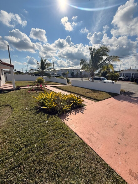 Building Photo - 17855 SW 105th Ave