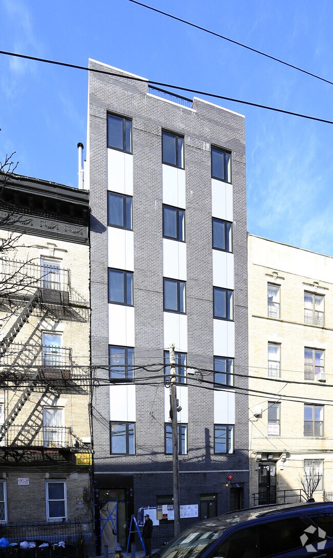 Primary Photo - 985 Summit Ave