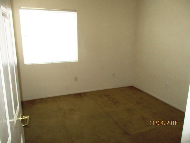 Building Photo - Henderson 3 Bedroom Townhouse!