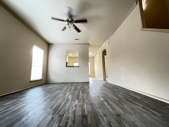 Building Photo - 4 Bedroom 2 Bath