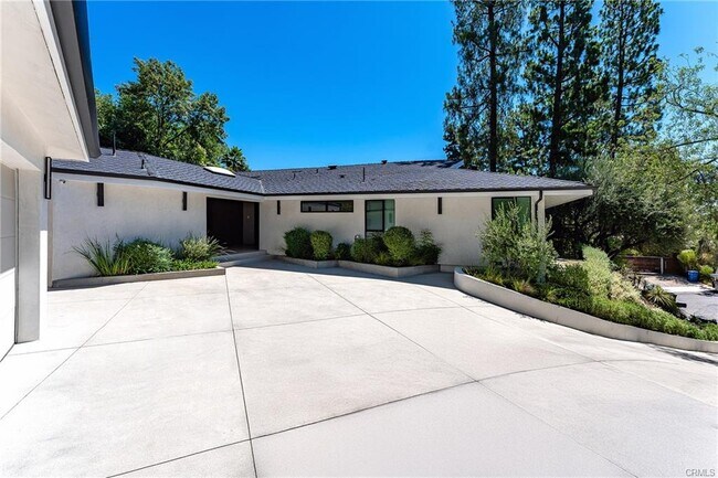 Building Photo - 16105 Clear Oak Dr