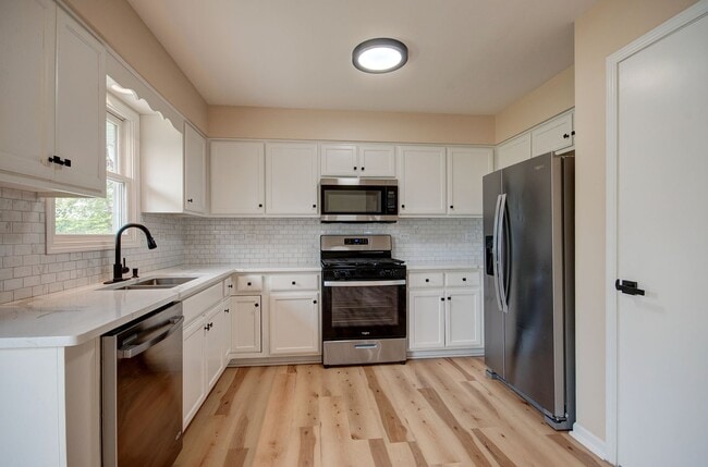 Building Photo - 3 bd 2 ba spacious home Joliet