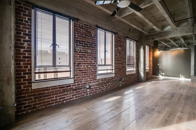 Building Photo - 114 W Adams St