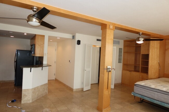 Building Photo - Downtown Studio / Home Office / All Bills ...