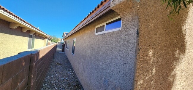 Building Photo - Great single Story Home in Southwest locat...