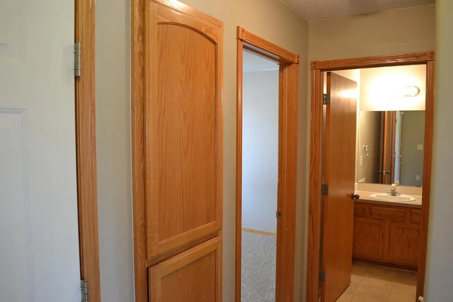 Building Photo - 6022 E Ironhorse Cir