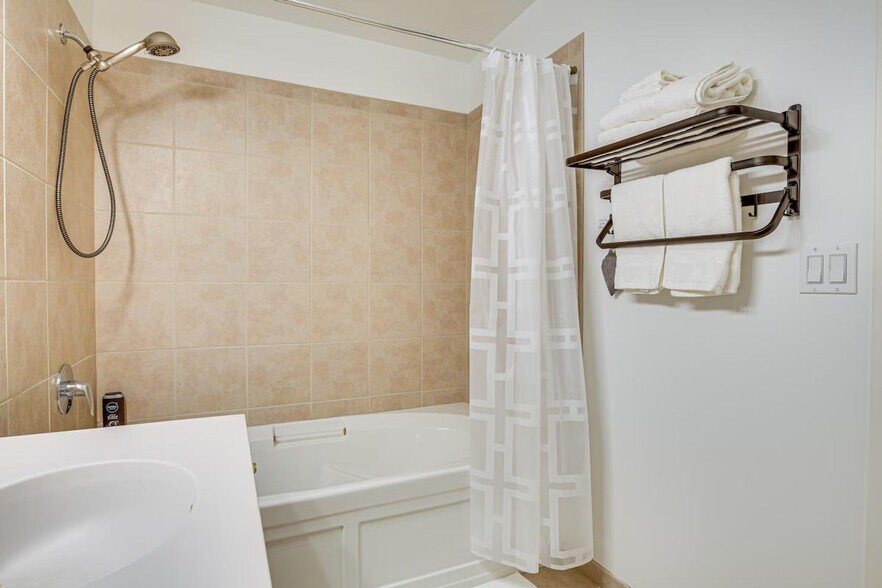 Building Photo - 235 W Van Buren St