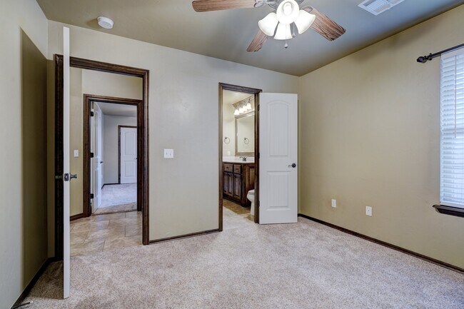 Building Photo - 812 Ryan Rd