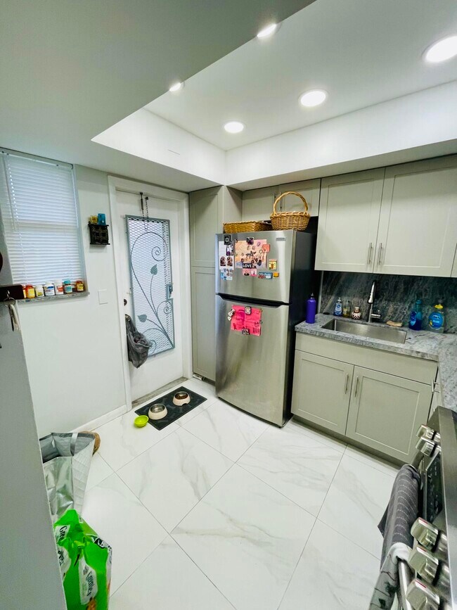 Building Photo - 1333 E Hallandale Beach Blvd