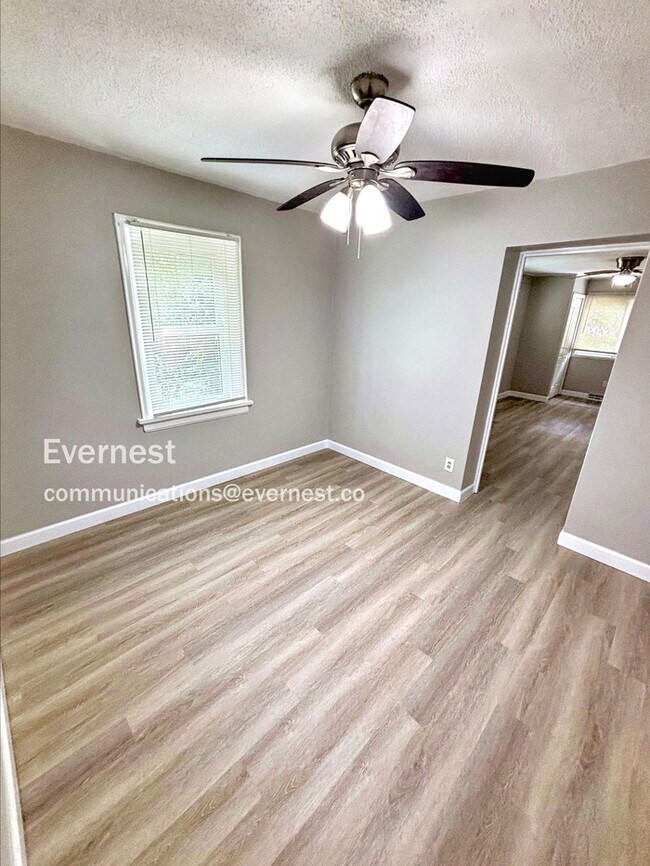 Building Photo - Updated 3 Bedroom Home in St Louis / Pet F...