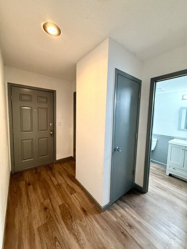 Building Photo - 209 NE Timbercreek Dr