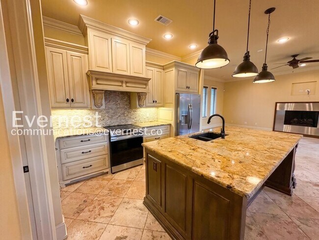 Building Photo - 3 Bed/2 Bath Home with Fenced Yard & Garage / Pet-Friendly / Available Now!