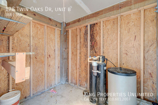 Building Photo - 178 Twin Oaks Dr
