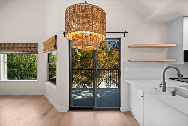 Building Photo - Stylish Lake Oswego Condo with Loft — Walk...