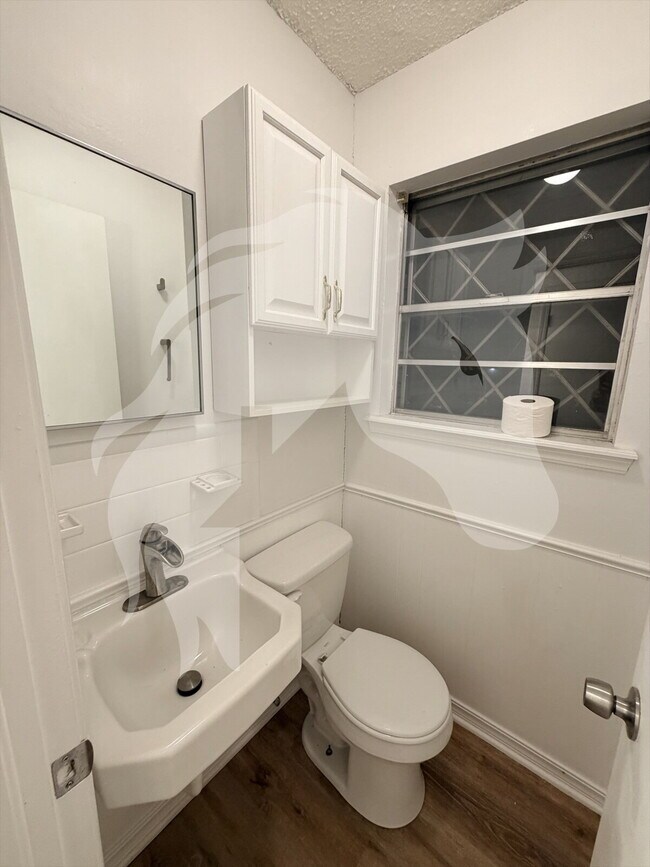 Building Photo - "Charming 4-Bedroom Home with Spacious Living at 840 North Windemere Drive, Moore, OK!"