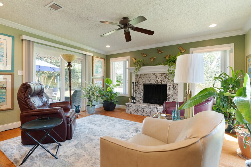 living room - 666 Fairway Ave NE