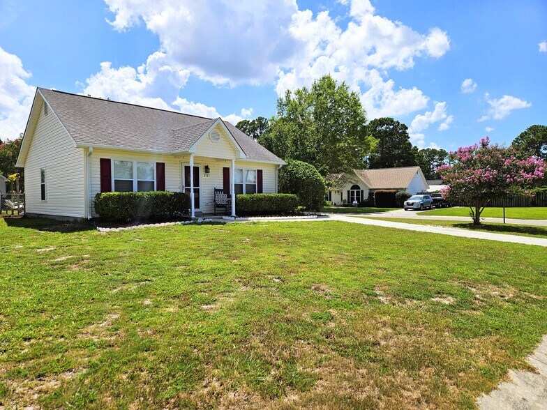 Enjoy the front yard, fenced-in back yard, and spacious side yard - 2127 Winter Moss Ln