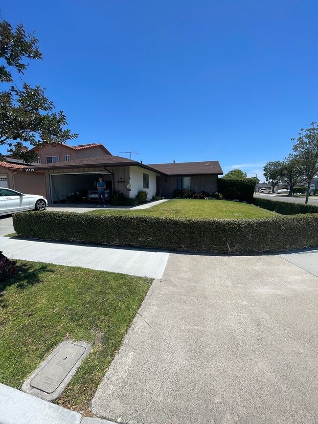 Building Photo - 3br/2bth Single Story Corner home