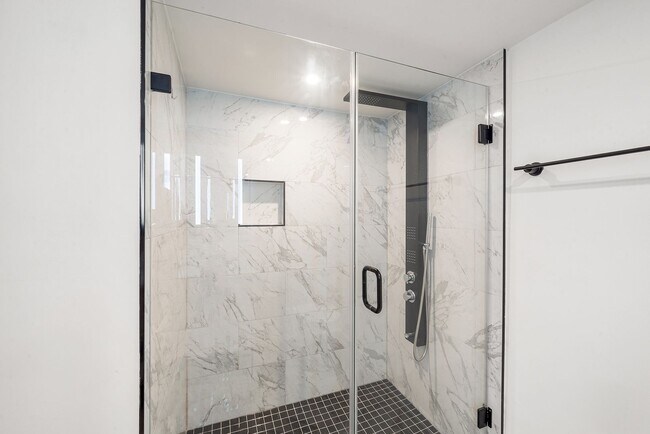 Building Photo - Fairmount/Brewery town gorgeous luxury apartment home, oversized rooms