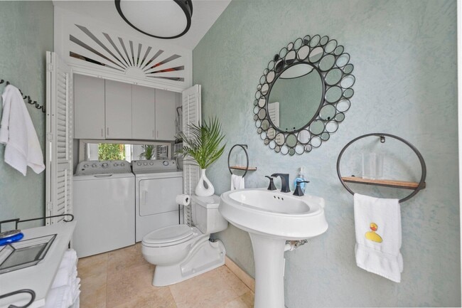 Building Photo - 605 Sunset Rd