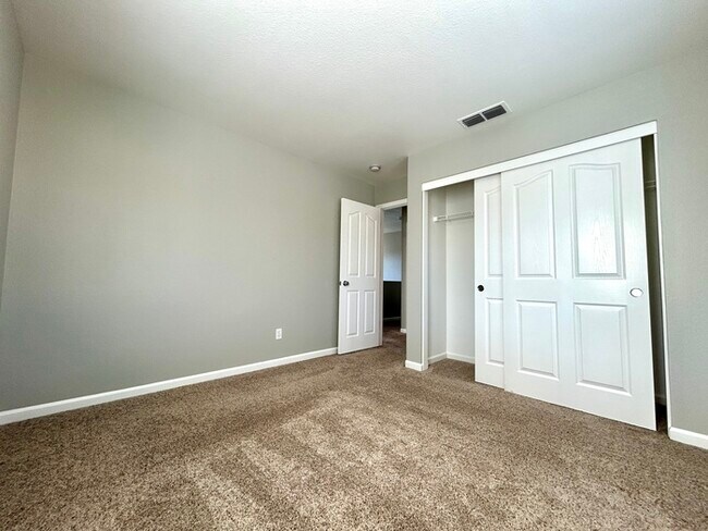 Building Photo - Beautiful 3 Bedroom Located in Roseville Strada Community!
