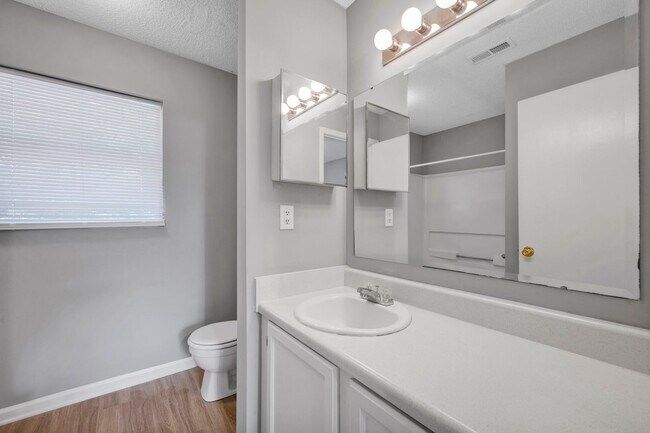 Building Photo - 303 Country Club Dr NE