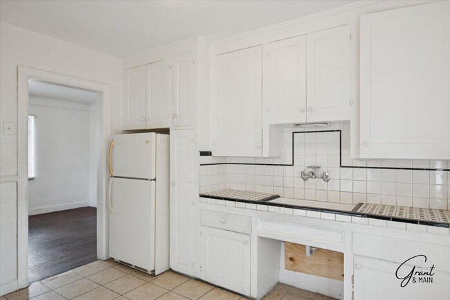 Building Photo - $1,200 - Large East Side 3 Bedroom