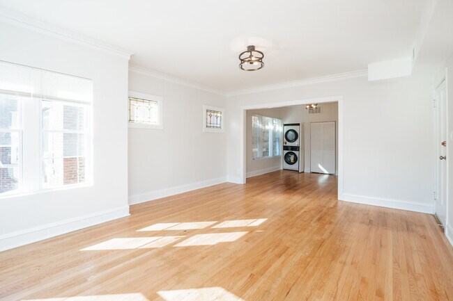 Building Photo - 2136 N Avers Ave