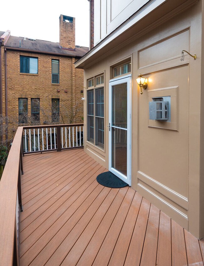 Building Photo - 719 N Vermont St