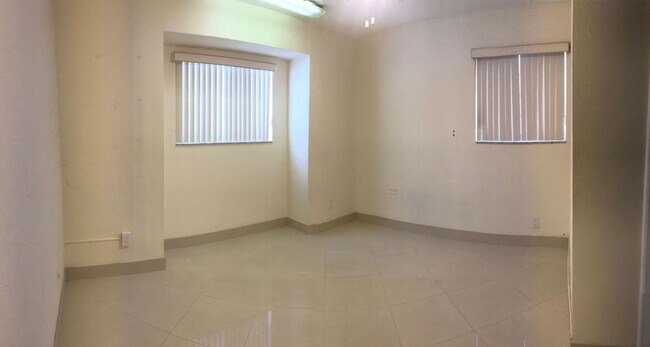 Building Photo - Miami Beach Home with a Pool!