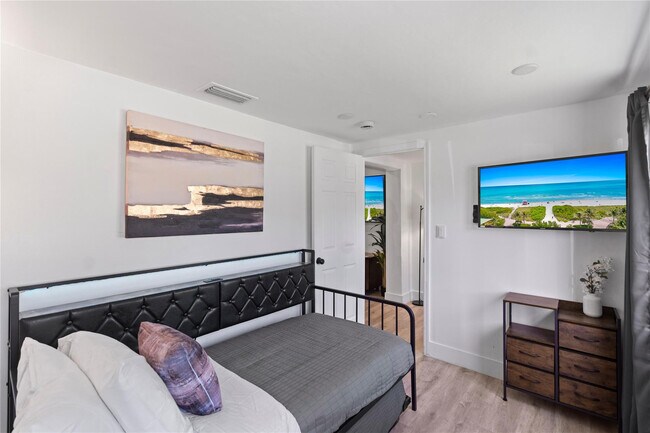 Building Photo - 719 NE 36th St