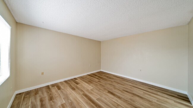 Building Photo - East Side Remodeled 2 Bdrm Townhome